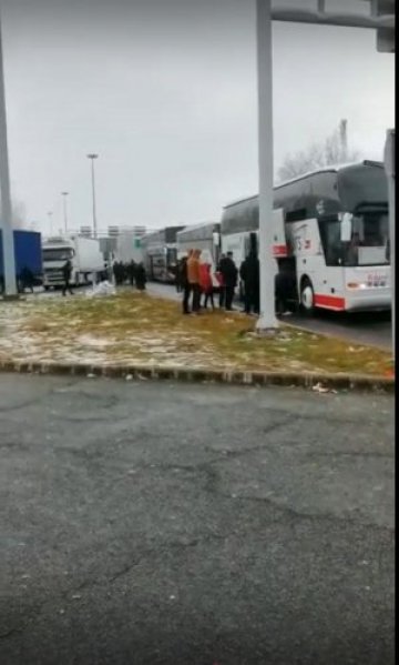 4 автобуса с българи висят на границата с Унгария и... ни напред, ни назад