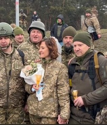 Сватба на фронта. Леся и Валери се венчаха, пазейки Киев от бомби ВИДЕО