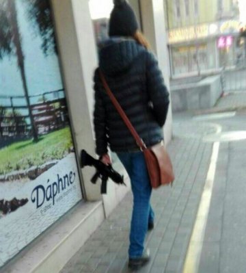 "Варна ми е Киев" – шегаджии погнаха варненка, държаща в ръце… автомат