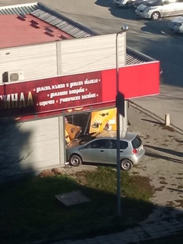Жена влетя с колата си в магазин за китайски стоки