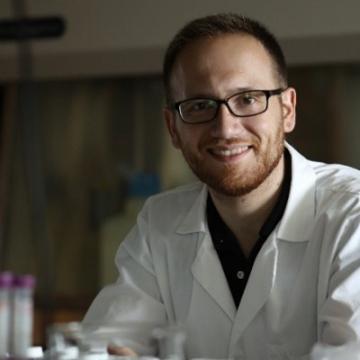 Млад медик от Разград следи в САЩ за безопасността на ваксината на Pfizer