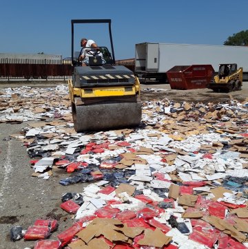 Митницата се разправи с ментета: Маратонки и парфюми под валяка