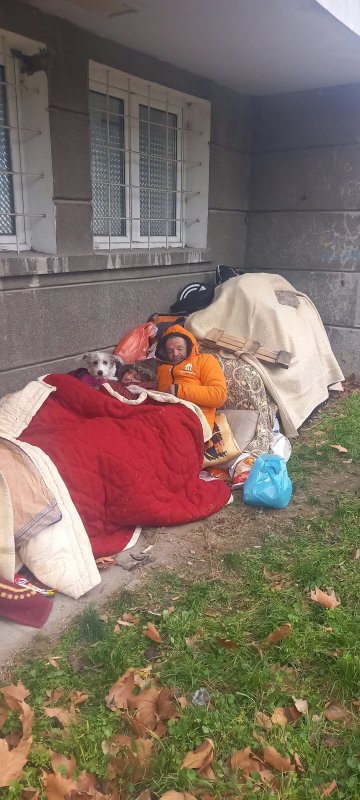 Кошмар в студена Варна: Семейство бедства, спи под тераса на улицата!