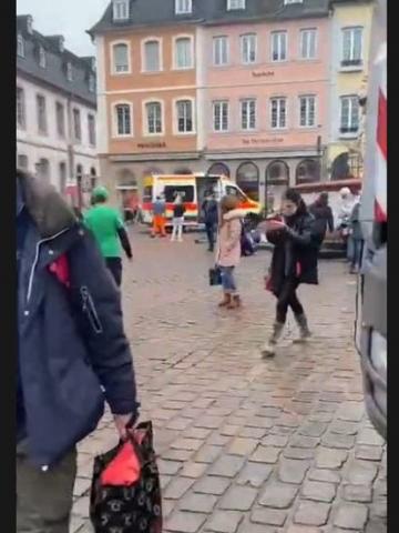 Кола връхлетя пешеходци в Германия, има убити