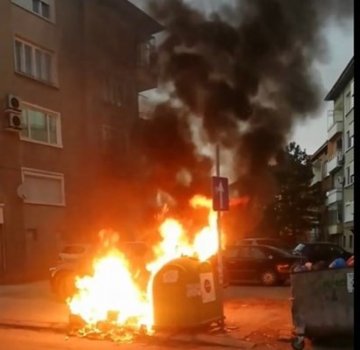 Пиратки подпалиха контейнер за смет