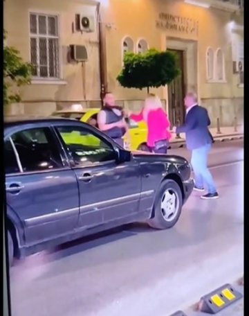 Шамари, ритници, псувни... Уличен бой на българин с украинец