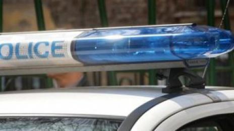 Мъж строши с тръба стъкло на входа на Общината