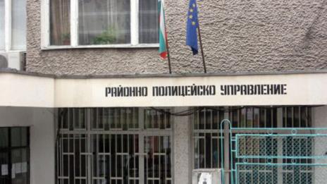 Гърци вилнеят в Сандански, скачат на таксиджия и полицай