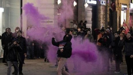 Масови протести избухнаха в Истанбул  заради ограниченията в интернет
