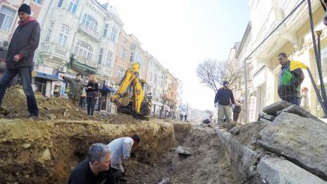 Археолози изучават находките на главната (СНИМКИ)