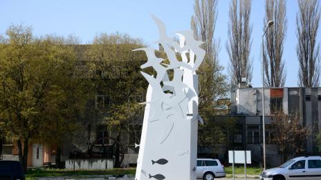 Пластика „Скалистият бряг“ украси кръгово кръстовище