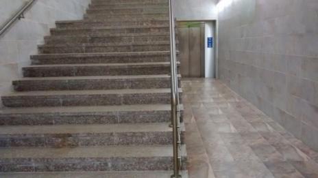 На косъм от кошмар: Асансьор с бебе заседна в метрото в "Младост"  