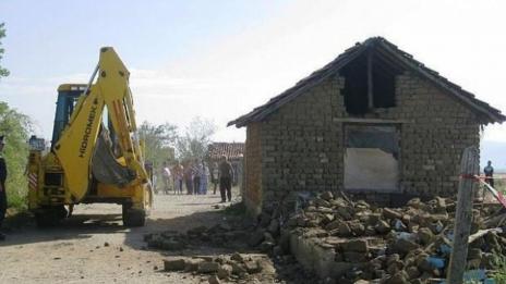 Събарят незаконни къщи в Стара Загора