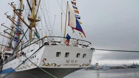 Руският ветроход Мир закъснява заради безветрие
