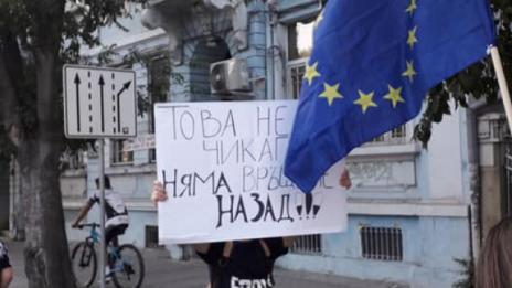 Обстрелваха с яйца партийни централи във Варна
