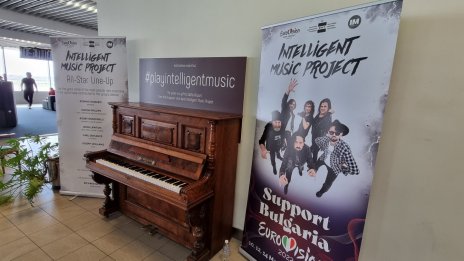 Музикантите от Intelligent Music Project подариха ретро пиано на Летище София