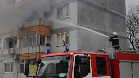 Трима души са в болница след пожар в жилищна сграда