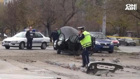 Тежка катастрофа в Пловдив: Кола беше разцепена на две 