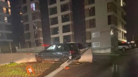 На косъм: Огромен стълб падна на сантиметри от кола във Варна (СНИМКА)