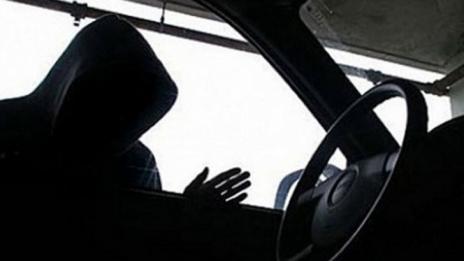 Малолетни откраднаха автомобил, зарязаха го в нива