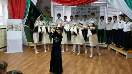 Малка Райна Княгиня развя знамето на свободата в ЦДГ „Христо Ботев“