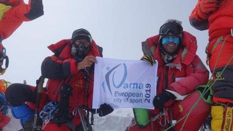 Атанас Скатов развя знамето „Варна - град на спорта“ на осмия си осемхилядник