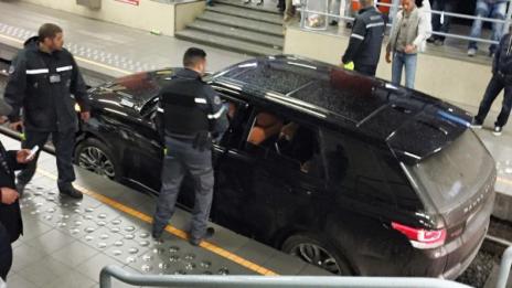 Кола паркира на релсите на метрото в Брюксел