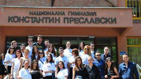 Абитуриенти от Хуманитарната посадиха дърво и тропнаха хоро на изпроводяк