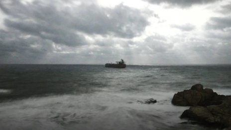 Няма опасност за околната среда заради авариралият танкер край Ахтопол