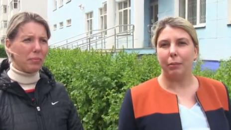 Като във филм: Близначки, разделени при раждането, се срещнаха след 33 години