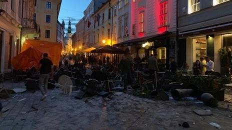 Хулигани на Левски, Краковия и Аякс се сбиха в Братислава, над 80 в ареста (ВИДЕО) 