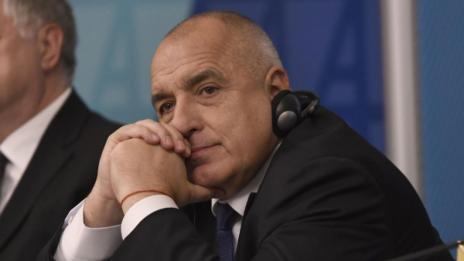 Самолетът, с който премиерът пътува към Брюксел, e спукал гума при кацане