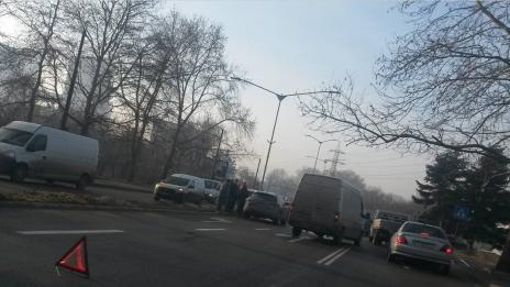 Верижна катастрофа затруднява движението по бул. „Република“