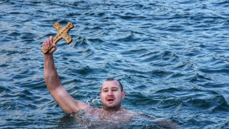 27-годишният Александър Николов извади кръста на Богоявление във Варна (СНИМКИ)