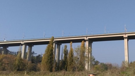Утре ограничават за 1 час движението по едното платно на Аспарухов мост