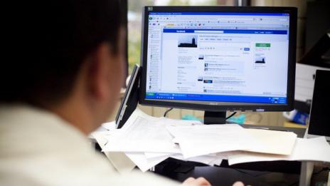 Защо Facebook става все по-важен, когато си търсим работа?