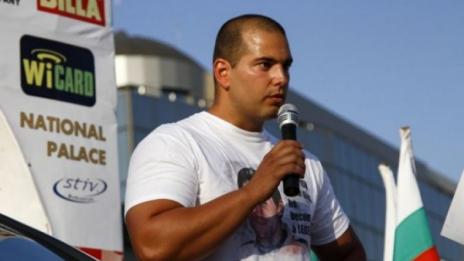 Автомобилни пилоти направиха две салта във въздуха