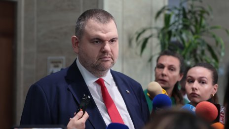 Делян Пеевски с лекция пред студенти за пуделите и пачките ВИДЕО