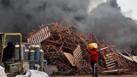 Пожар в база за вторични суровини обгази Хасково