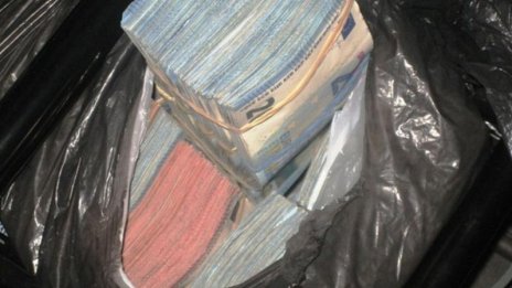 Турски тираджия трафикант – надиплил едни пачки евро в таблото (СНИМКИ)