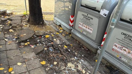 Тротоар създава опасност в центъра на Варна (СНИМКИ)