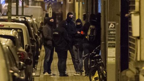 Акция в Брюксел: Полицаи претърсват жилищна сграда