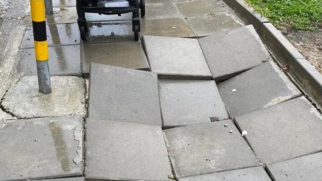 Състоянието на новоремонтиран тротоар възмути варненци
