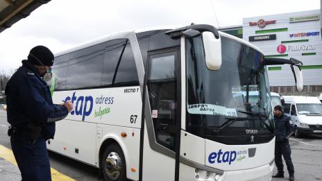 На автогарата във Варна проверяват стриктно за COVID-19(Снимки)