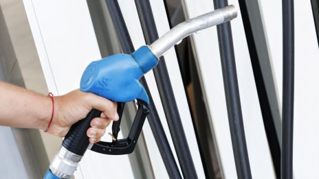 Опашки и по бензиностанциите заради смяната на валутата
