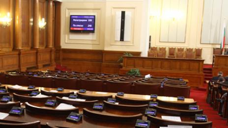 69 хиляди лева без ДДС за ремонт на столовете и банките в пленарната зала