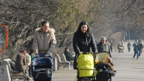 Чакат се указания от Еврокомисията за родителския отпуск