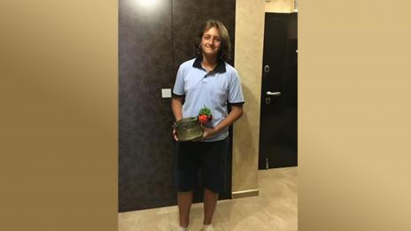 14 годишният Мартин изчаква косата си, за да я дари за онкоболни