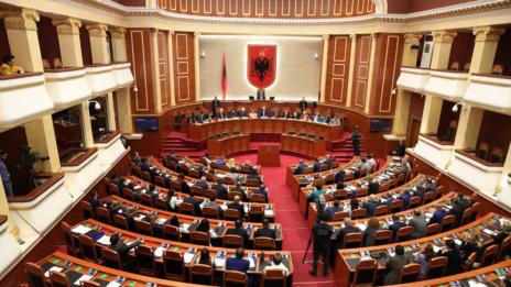 Албанският парламент прие закона за защита на националните малцинства
