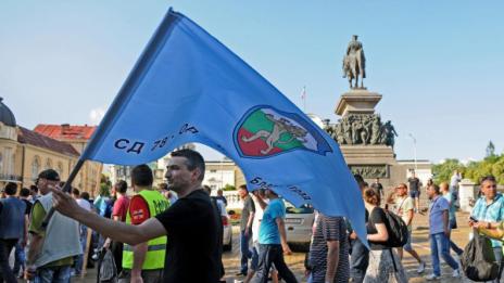 Десет дни полицаи ще живят в палатка до парламента